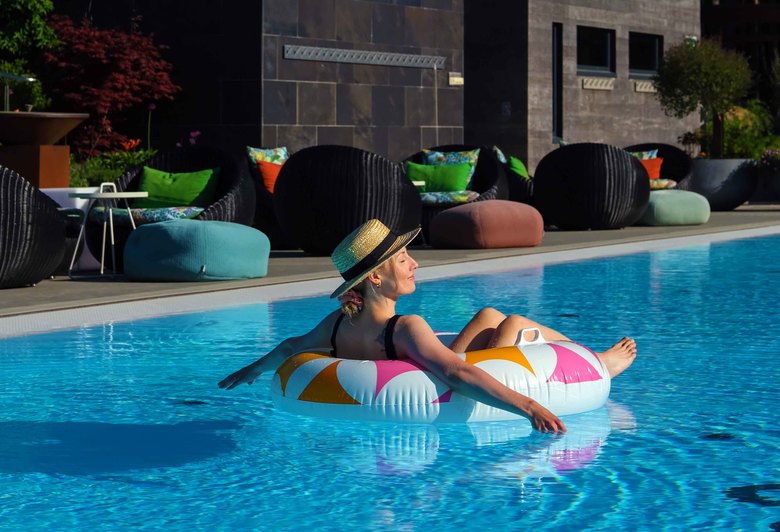 Sommerfredag  på Pool Club for TFNF UNG